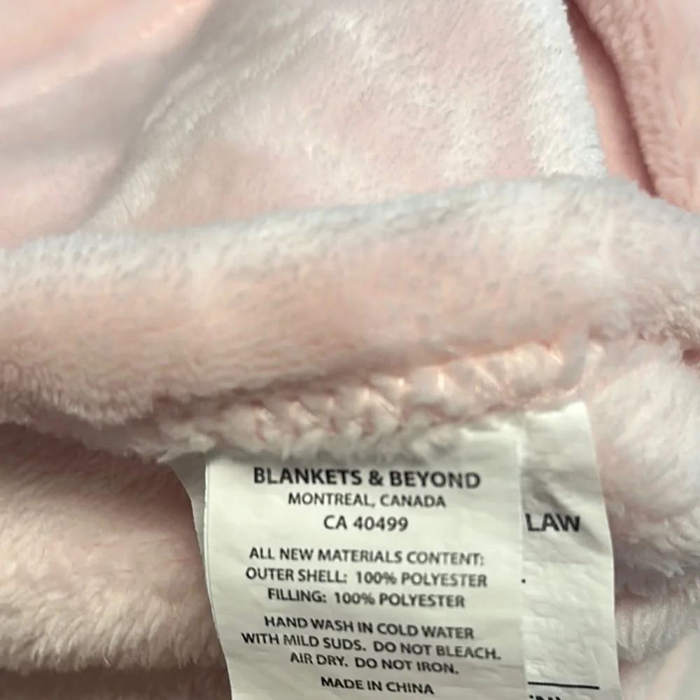 ๐ฅ Blankets & Beyond - NWT - Plush Pink and White Security Blanket with Toy - Picture 3 of 5